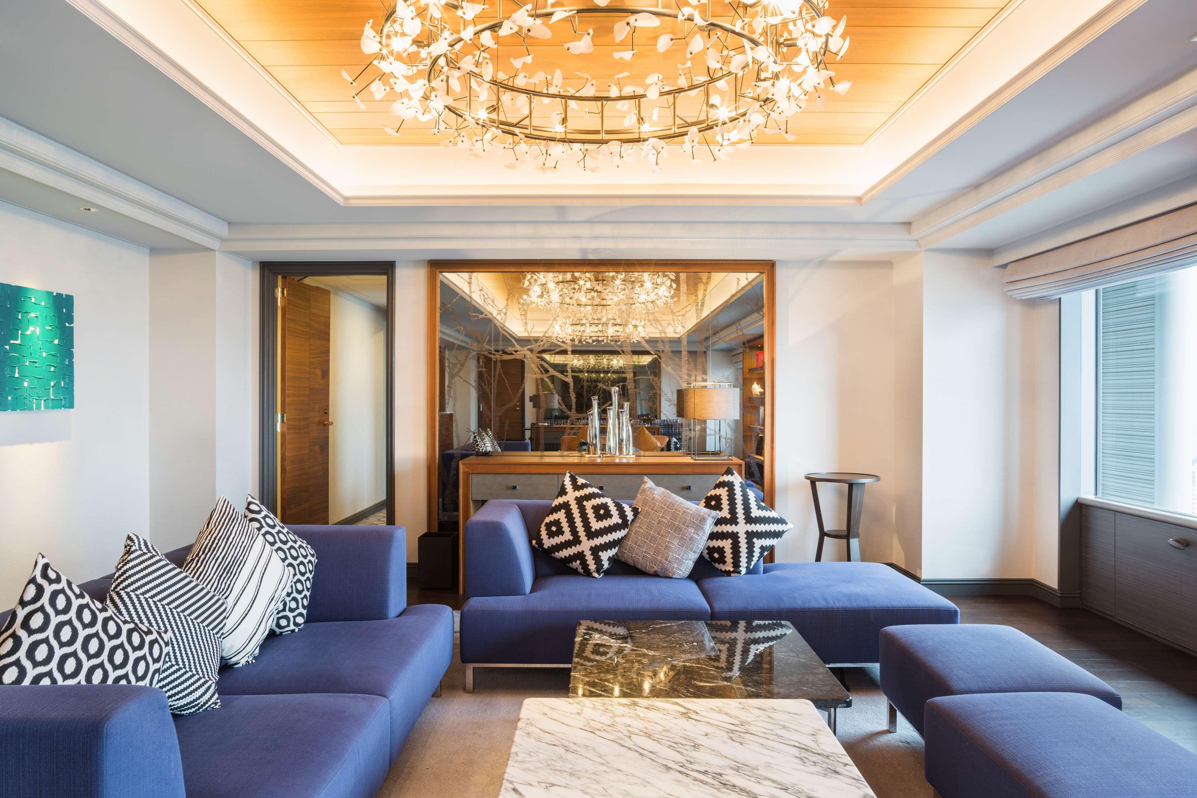 سويس أوتيل نانكاي أوساكا المظهر الخارجي الصورة The living room of a three-bedroom apartment at The Ritz-Carlton, Hong Kong