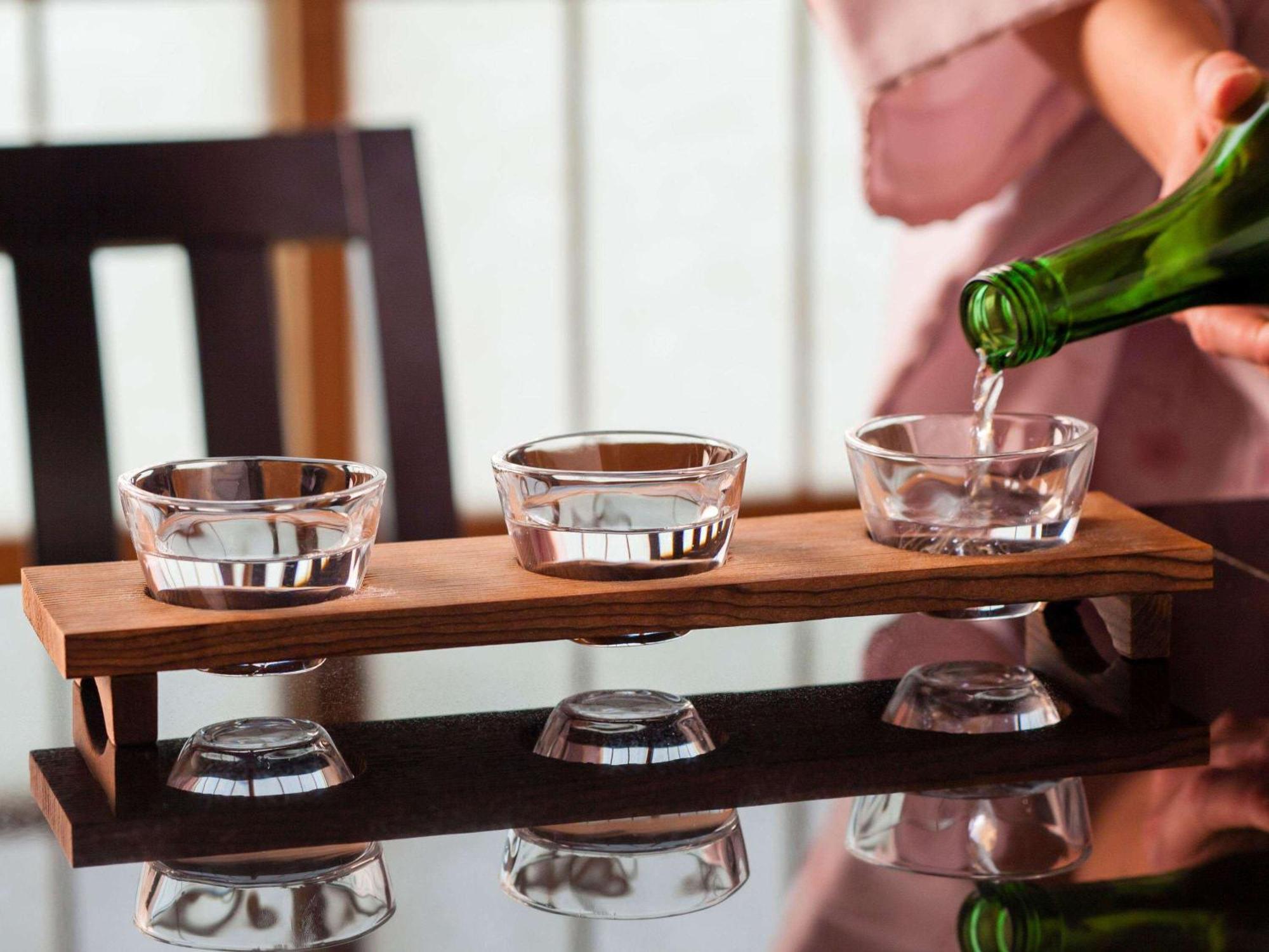 سويس أوتيل نانكاي أوساكا المظهر الخارجي الصورة A server pouring soju
